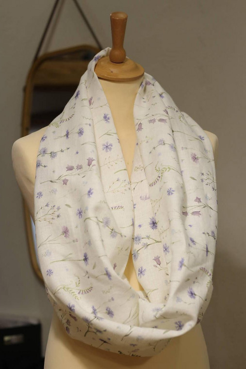 Dámsky veľký dvojitý ľanový nákrčník s lúčnymi kvetmi v darčekovej krabici