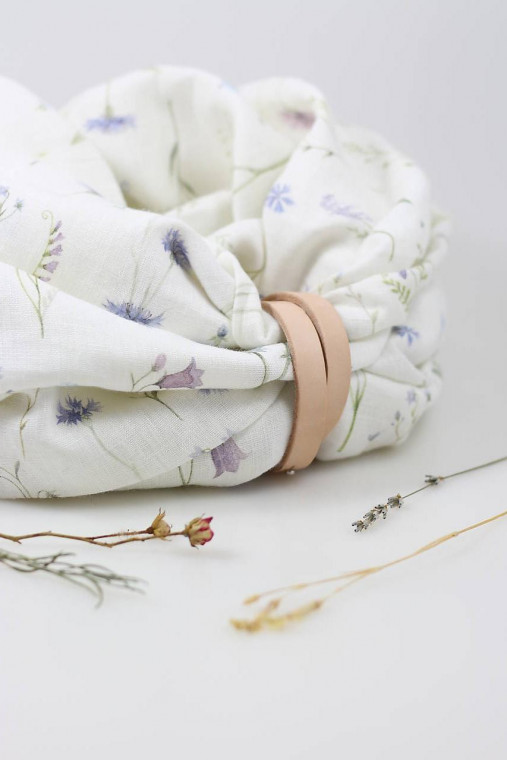 Dámsky veľký dvojitý ľanový nákrčník s lúčnymi kvetmi v darčekovej krabici