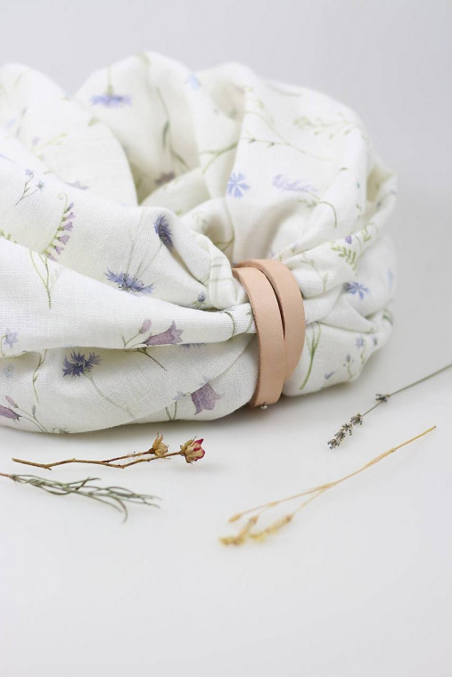 Dámsky veľký dvojitý ľanový nákrčník s lúčnymi kvetmi v darčekovej krabici