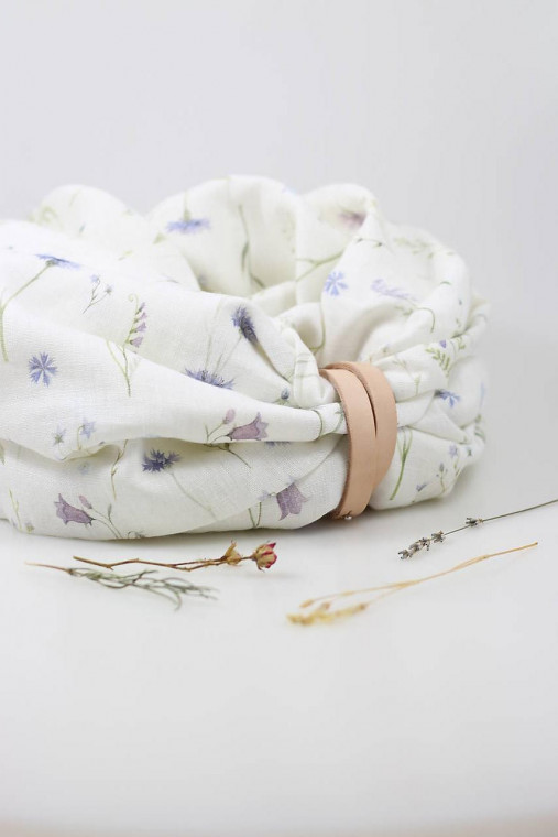 Dámsky veľký dvojitý ľanový nákrčník s lúčnymi kvetmi v darčekovej krabici