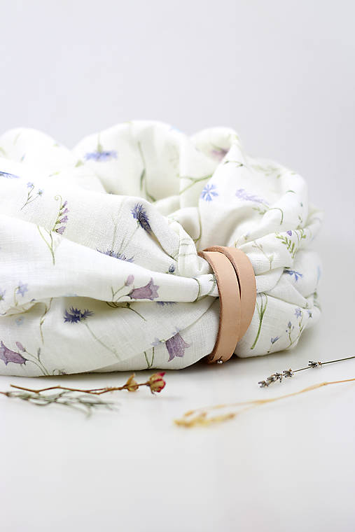 Dámsky veľký dvojitý ľanový nákrčník s lúčnymi kvetmi v darčekovej krabici