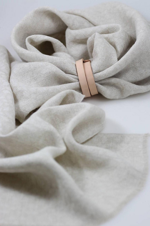 Exkluzívny hrejivý šál z ľanu a vlny s koženým remienkom v darčekovom balení