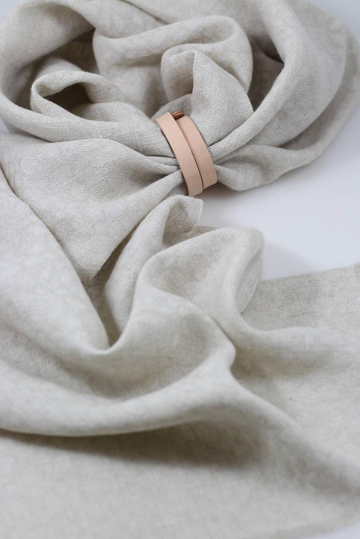 Exkluzívny hrejivý šál z ľanu a vlny s koženým remienkom v darčekovom balení