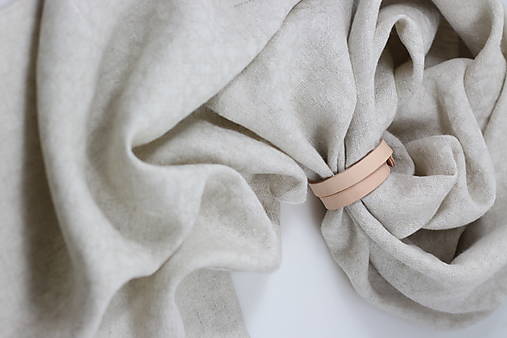 Exkluzívny hrejivý šál z ľanu a vlny s koženým remienkom v darčekovom balení