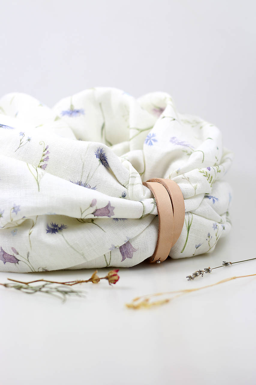 Dámsky veľký dvojitý ľanový nákrčník s lúčnymi kvetmi v darčekovej krabici