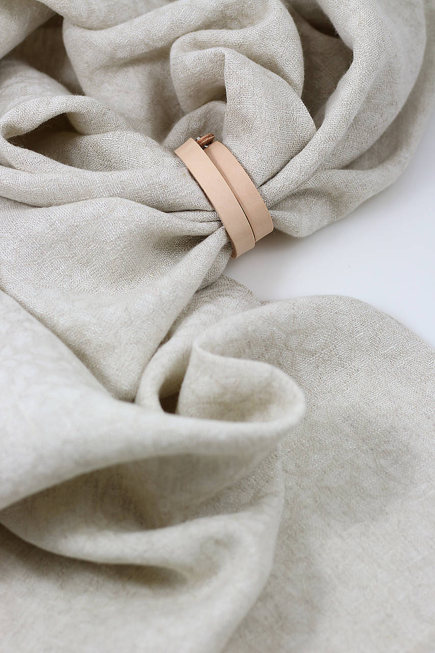 Exkluzívny hrejivý šál z ľanu a vlny s koženým remienkom v darčekovom balení