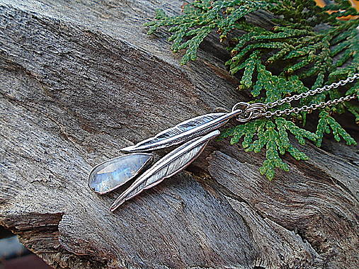 Strieborný prívesok Ag925 Pierka Mesačný kameň