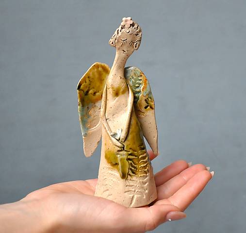 Sochy - Anjel so srdiečkom - 17997960_