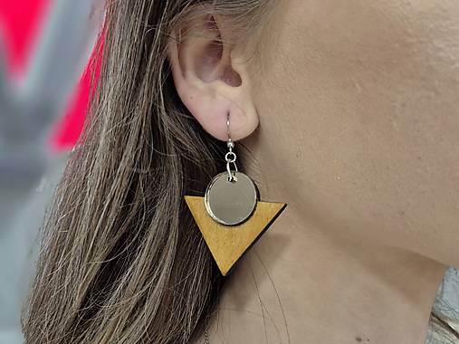 Náušnice - Moderné visiace náušnice s dreveným trojuholníkom a kovovým detailom - 17996319_
