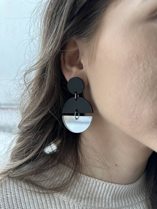 Náušnice - Moderné visiace náušnice s geometrickými tvarmi – drevo & zrkadlový detail (Čierna) - 17996385_