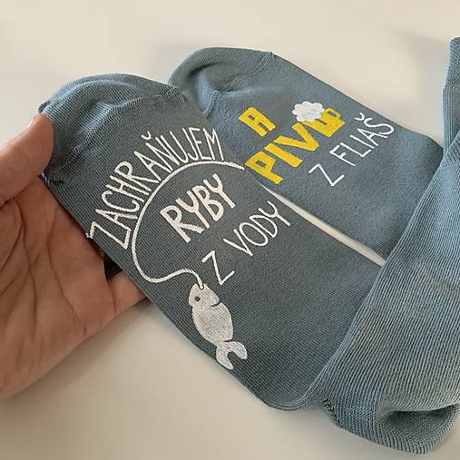 Maľované ponožky s nápisom: “Zachraňujem ryby z vody /... a pivo z fliaš”