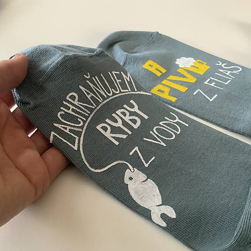 Maľované ponožky s nápisom: “Zachraňujem ryby z vody /... a pivo z fliaš”