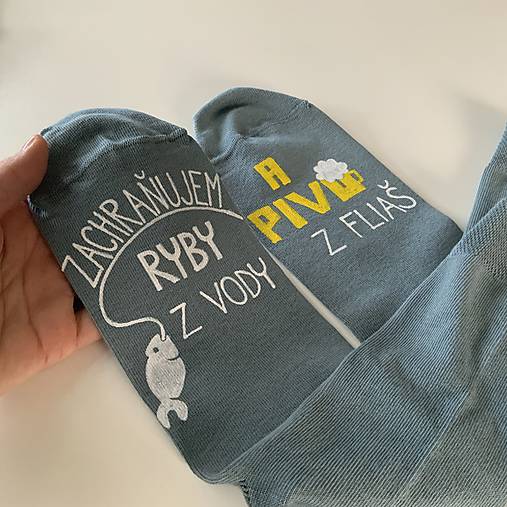 Maľované ponožky s nápisom: “Zachraňujem ryby z vody /... a pivo z fliaš”