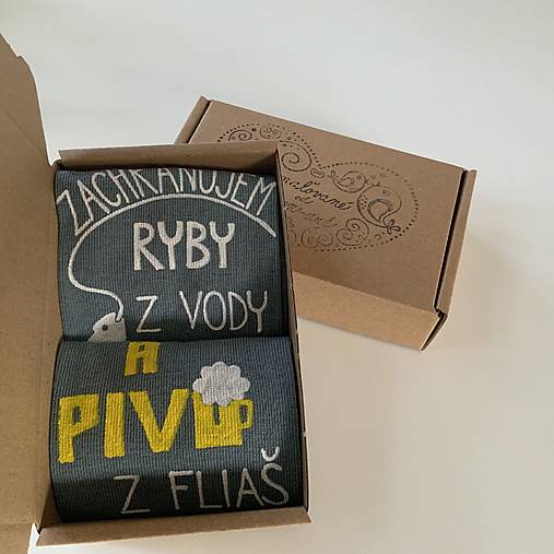 Maľované ponožky s nápisom: “Zachraňujem ryby z vody /... a pivo z fliaš”