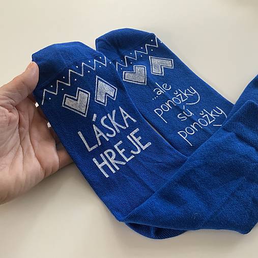 Maľované ponožky s nápisom “LÁSKA HREJE, ale ponožky sú ponožky :) (Kráľovskymodré)