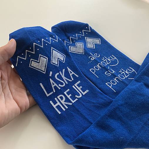 Maľované ponožky s nápisom “LÁSKA HREJE, ale ponožky sú ponožky :) (Kráľovskymodré)