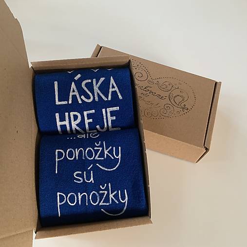 Maľované ponožky s nápisom “LÁSKA HREJE, ale ponožky sú ponožky :) (Kráľovskymodré)