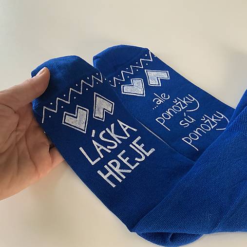 Maľované ponožky s nápisom “LÁSKA HREJE, ale ponožky sú ponožky :) (Kráľovskymodré)