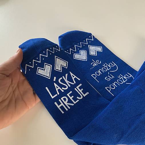 Maľované ponožky s nápisom “LÁSKA HREJE, ale ponožky sú ponožky :) (Kráľovskymodré)