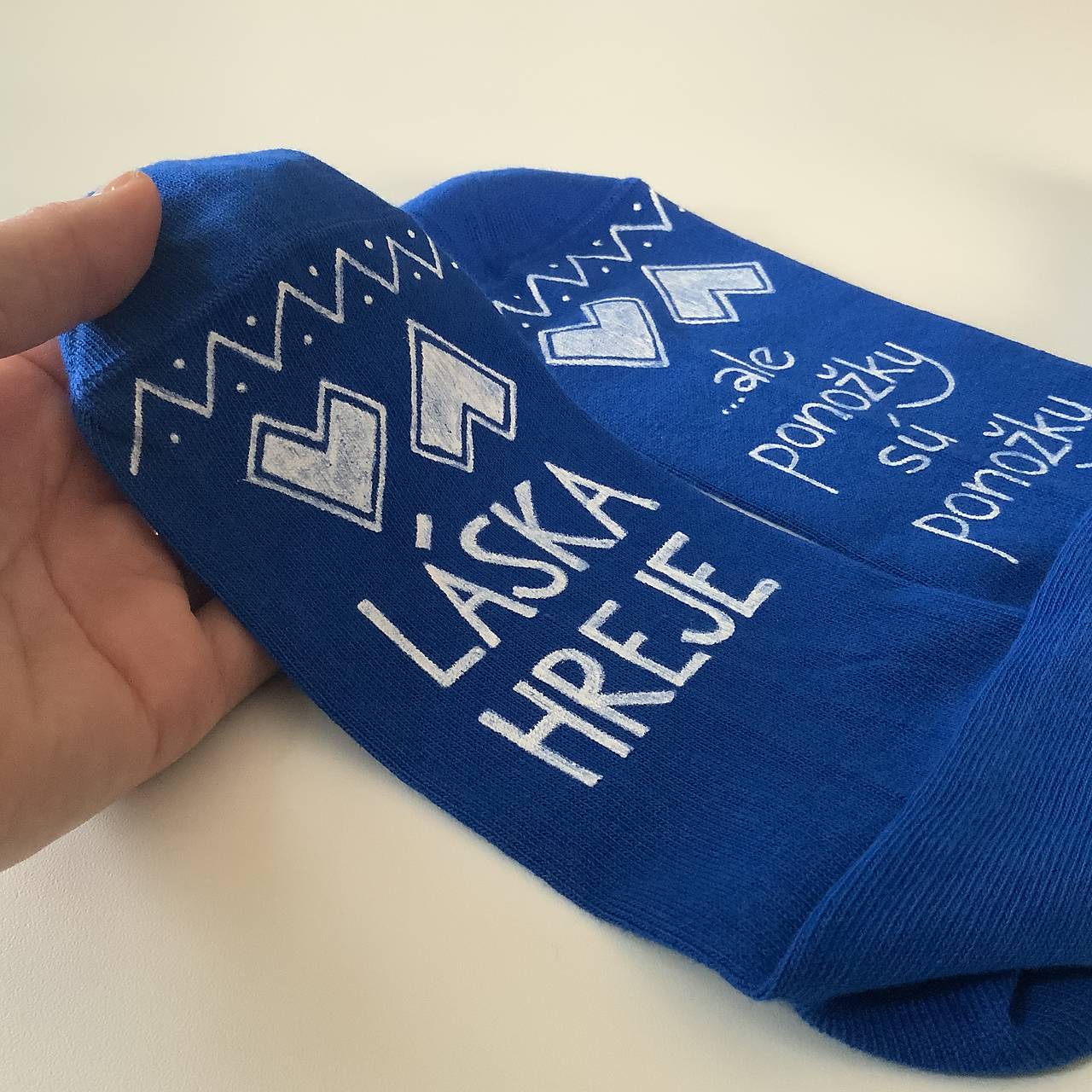 Maľované ponožky s nápisom “LÁSKA HREJE, ale ponožky sú ponožky :) (Kráľovskymodré)