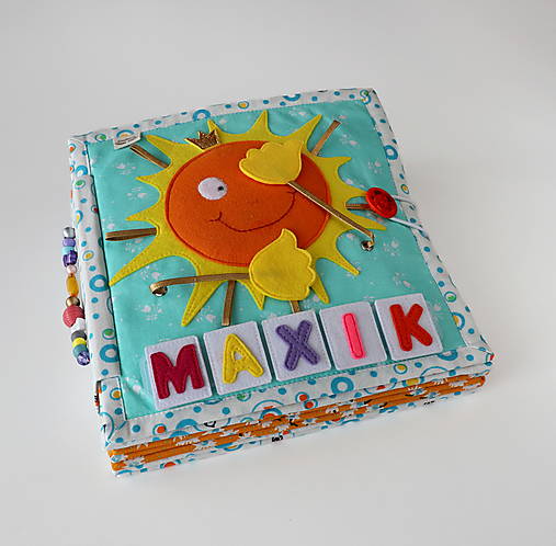 Hračky - Kniha 7 listová zapínanie gombík a grátis korálková ozdoba na boku knihy. - 17997714_