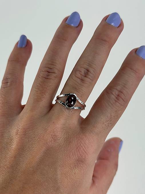 Strieborný 925/1000 prsteň s granátom