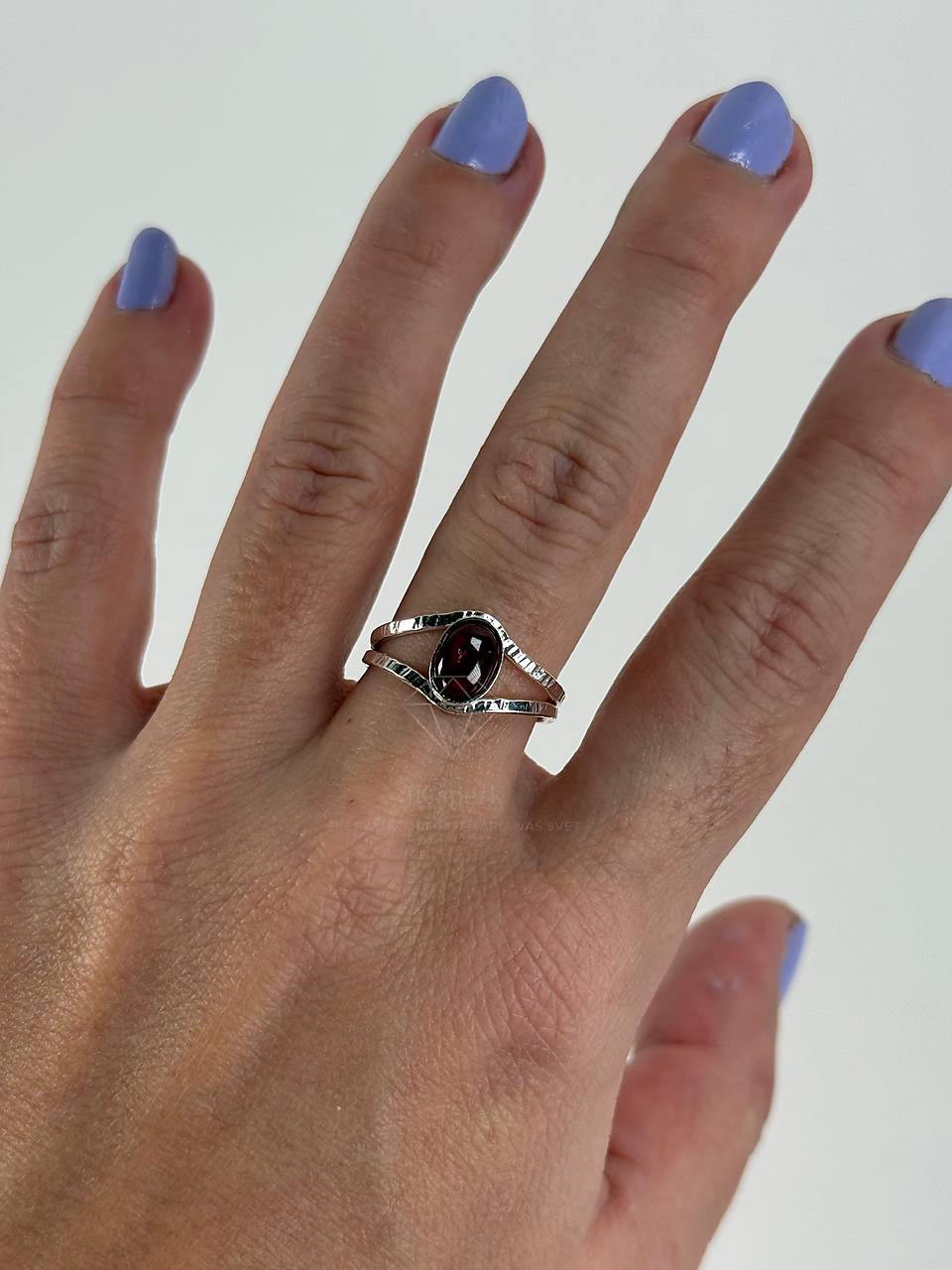 Strieborný 925/1000 prsteň s granátom