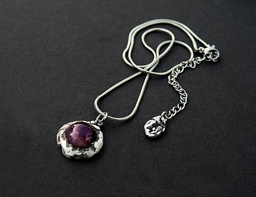 Náhrdelníky - Cínovaný medailón s ametystom - 17998183_