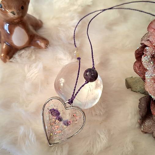 Srdiečko / nežný šperk s lepidolitom a sagenitom