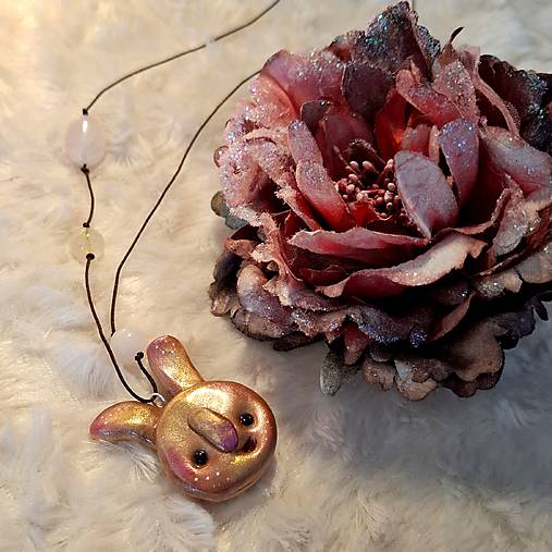 Veselý zajko - tvorček :) / náhrdelník s kamienkami