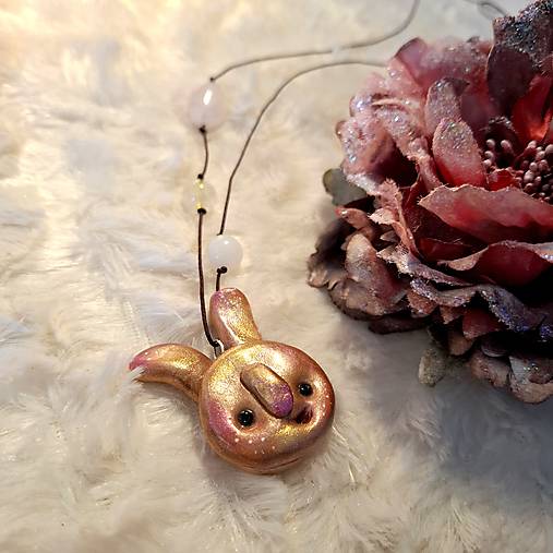 Veselý zajko - tvorček :) / náhrdelník s kamienkami