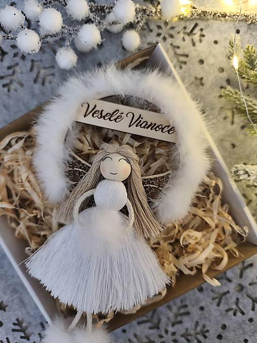 Dekorácie - Vianočný macrame anjelik  Veselé Vianoce - 18000916_