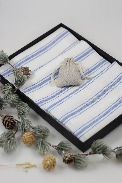 Darček pre gazdinky, set troch modro bielych ľanových utierok v darčekovom balení