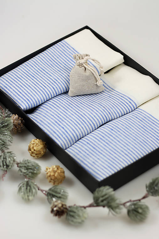 Darček pre gazdinky, set troch modro bielych ľanových utierok v darčekovom balení