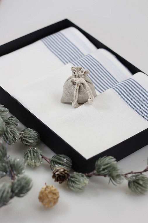 Darček pre gazdinky, set troch modro bielych ľanových utierok v darčekovom balení