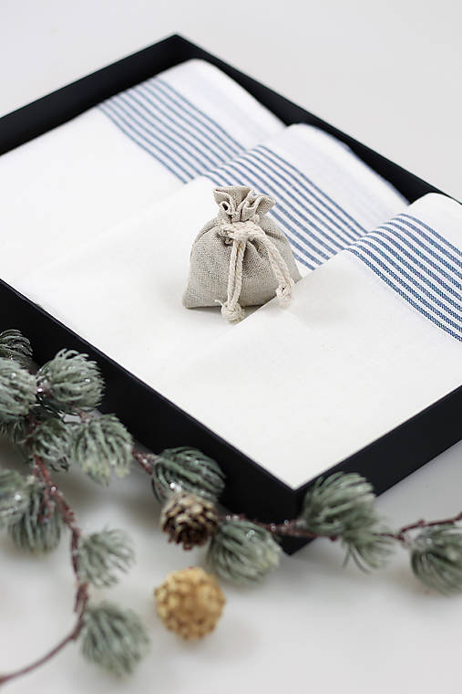 Darček pre gazdinky, set troch modro bielych ľanových utierok v darčekovom balení