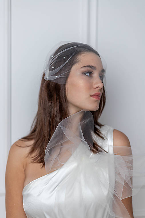 Ozdoby do vlasov - Svadobný tylový závoj s perlami, krátky birdcage závoj, tylový závojček na hrebienkoch pre nevestu - 18001887_