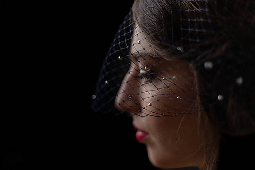 Ozdoby do vlasov - Elegantný tmavomodrý birdcage závoj s kamienkami na spoločenské príležitosti, večierky aj smútočné udalosti, so štrasom - 18001993_