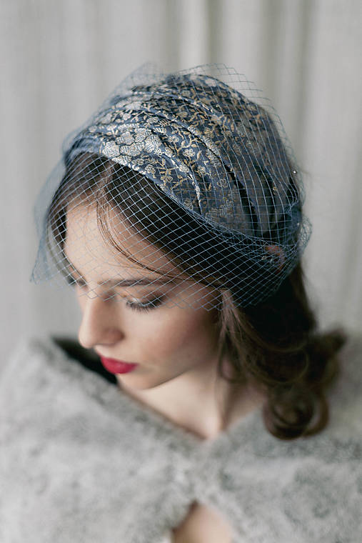 Ozdoby do vlasov - Spoločenský retro klobúčik s indickým vzorom banarasi s vintage závojčekom, retro čelenka so závojom, ozdoba do vlasov - 18002141_