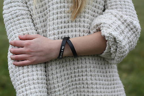 Náramky - Personalizovaný kožený náramok 1cm zavinovací- ČIERNA - 17999583_