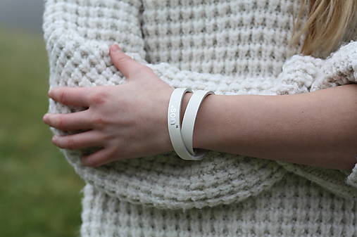 Náramky - Personalizovaný kožený náramok 1cm zavinovací- SLONOVINOVÁ KOSŤ - 17999596_