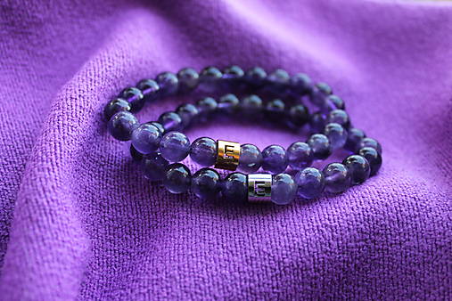 Fialový s iniciálkou