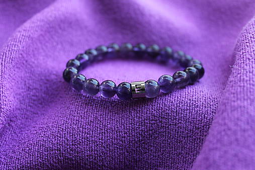 Fialový s iniciálkou