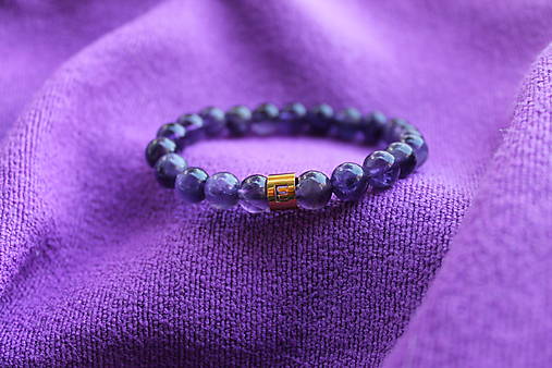 Fialový s iniciálkou