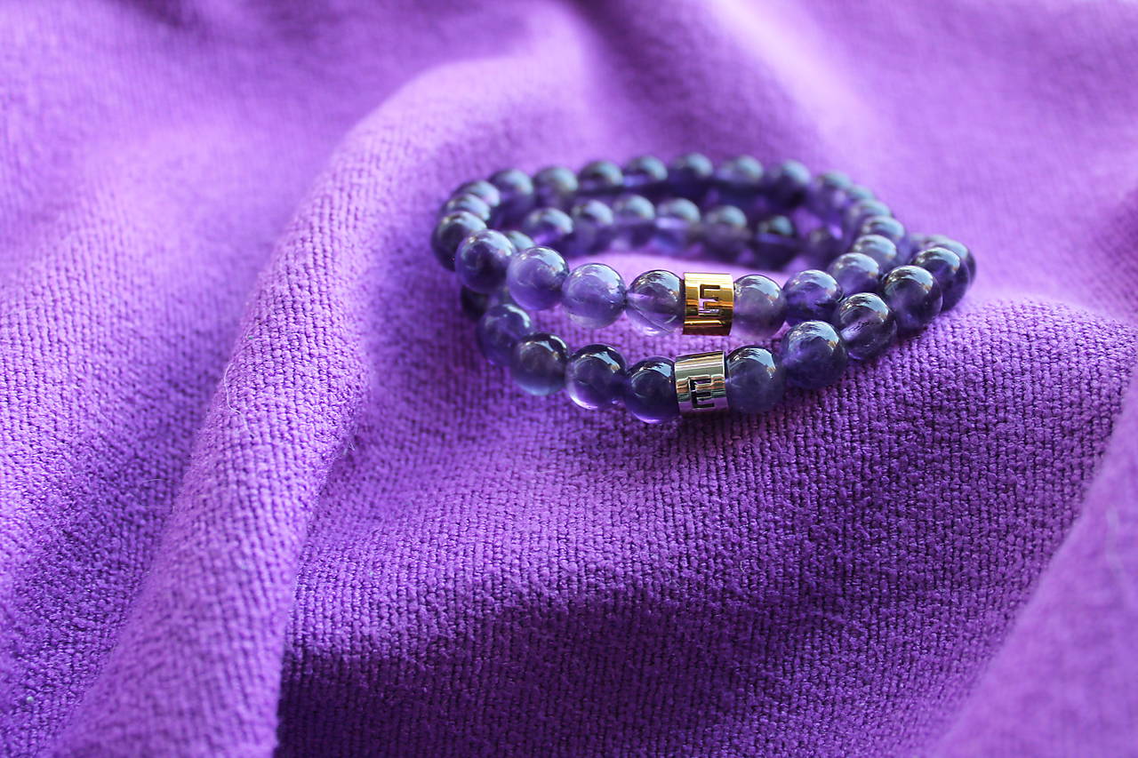 Fialový s iniciálkou