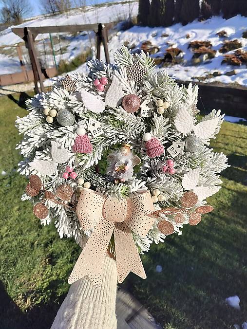 Vianočný veniec s anjelikom – ružovo-biela zimná edícia