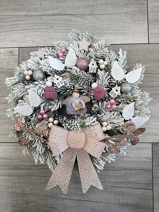 Vianočný veniec s anjelikom – ružovo-biela zimná edícia