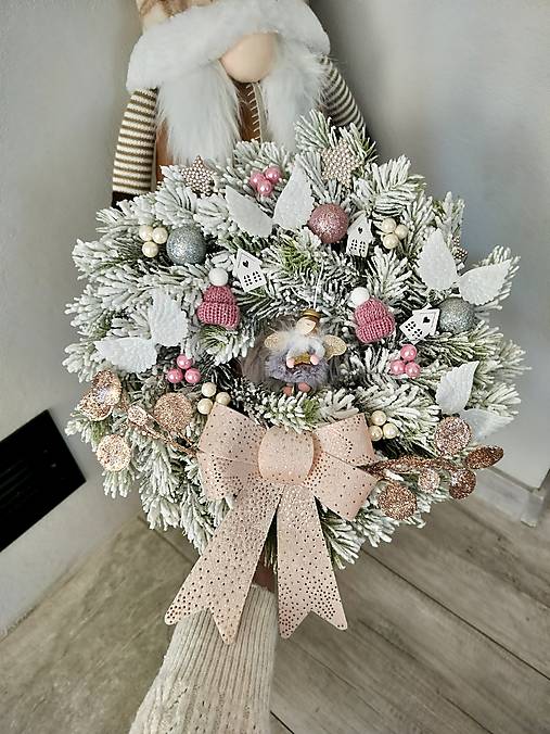 Vianočný veniec s anjelikom – ružovo-biela zimná edícia