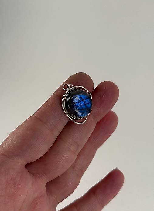 Strieborný 925/1000 prívesok s labradoritom