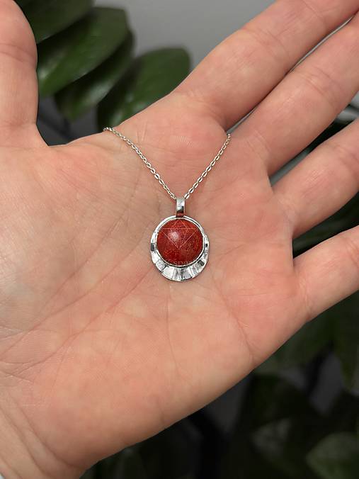 Strieborný 925/1000 prívesok s červeným koralom